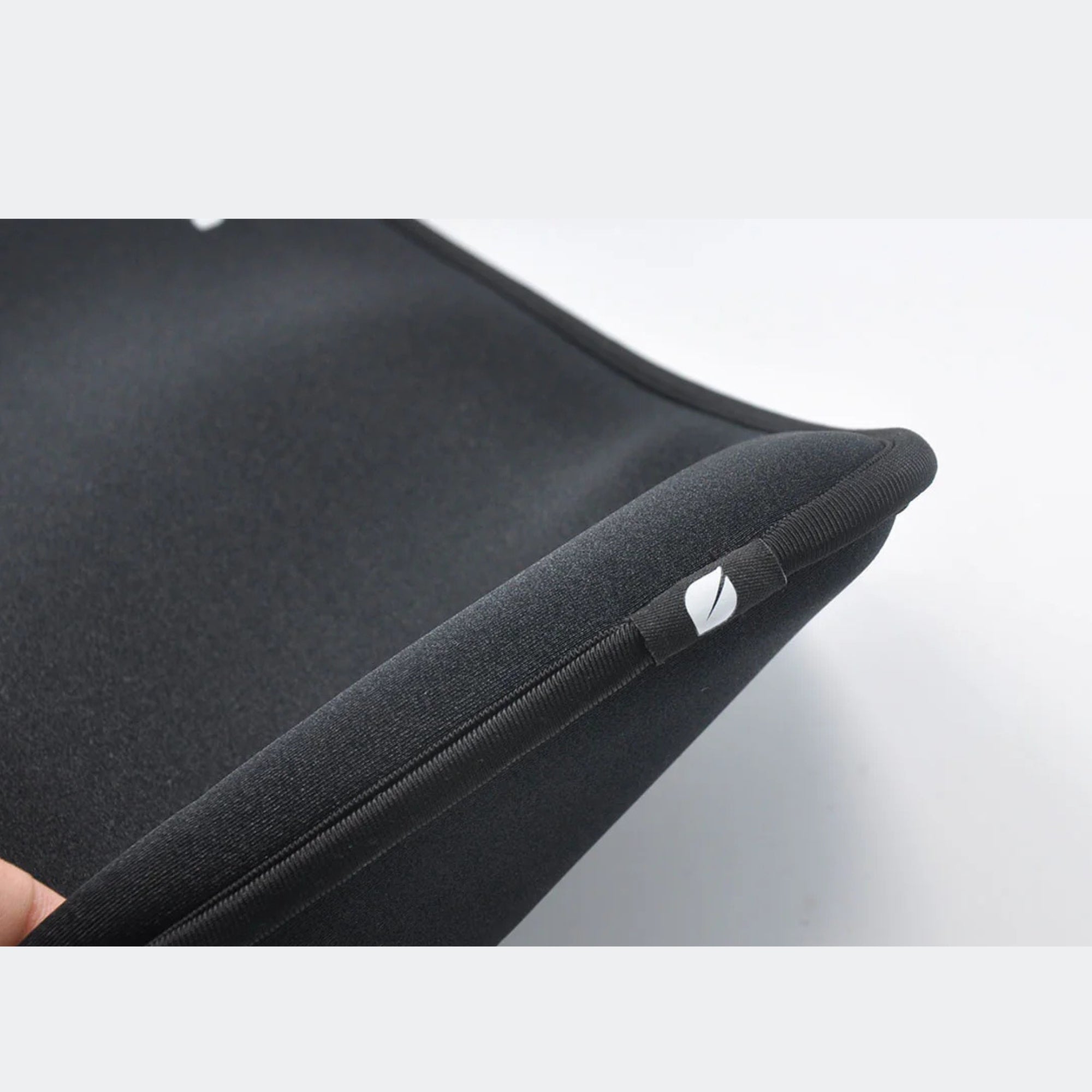 Incase Neoprene Slip Cover Macbook Air 11" Universal Cover For Laptop and Tab